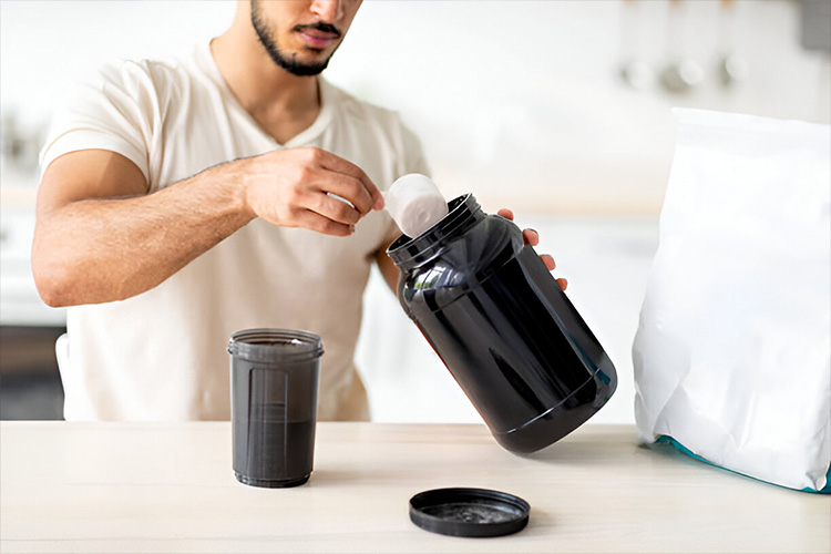 یکی از روشهای ساده برای تشخیص مکمل ورزشی تقلبی، تست حلالیت آنها در آب است.